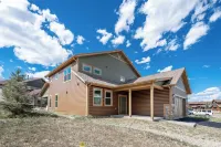 Modern Mountain Golf/Ski/Lake Retreat w/ Hot Tub