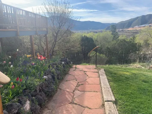 Very Private, Close to all Glenwood attractions, Dogs welcome. 420 friendly!