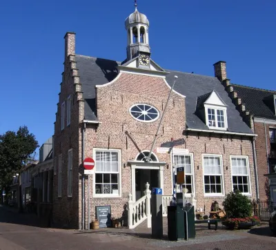 Central in Domburg: nice and cozy holiday home with free  parking space Hotel in zona Voormalig Stadhuis van Domburg uit 1667