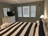 20% OFF NOV, Dog Friendly, POOL, w/Fenced Yard, Bay and Beach Access!