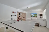 Casa Bella - 5 BR Villa in Miami with Pool, Mini-Golf, Basketball+