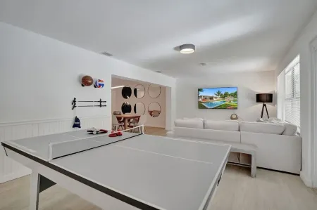 Casa Bella - 5 BR Villa in Miami with Pool, Mini-Golf, Basketball+