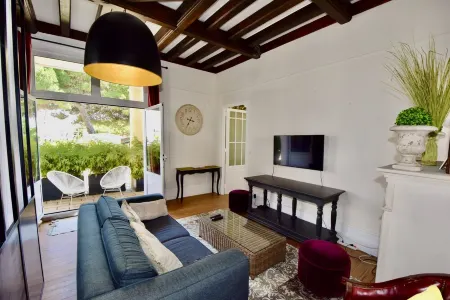 COMPLETE ACCOMMODATION IN A PRIVATE RESIDENCE BY THE BEACH