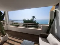 Apartment in front of the beach and with free parking in the same building.