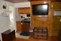 Cozy Cabin with beautiful mountain view located along the scenic Saco River