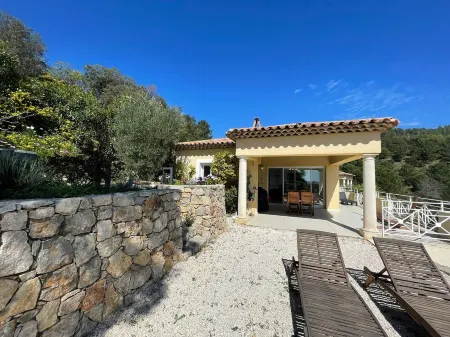 Well-kept apartment with garden, sea view, in a closed, quiet area. Domain, pools, tennis.