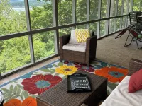 Effie's -  An inviting home with lovely views of Table Rock Lake Hotéis em Shell Knob
