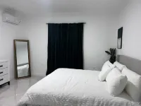 Luxury one bed room apartment with AC, roof top pool, WIFI located in Kingston. Hotels in 