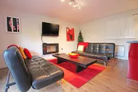 The Old Stables - Contemporary Cottage Surrounded by Woodland and Vineyards