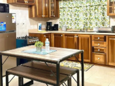 The Hideaway Too - Modern One Bedroom Executive Suite - 5 mins to Mandeville Hotels in Mandeville