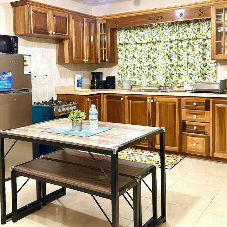 The Hideaway Too - Modern One Bedroom Executive Suite - 5 mins to Mandeville