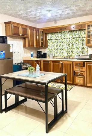 The Hideaway Too - Modern One Bedroom Executive Suite - 5 mins to Mandeville