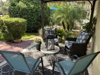 Close to Beach and Tarpon Springs Sponge Docks. Cottage on Spring Bayou Các khách sạn gần New Beginning Oneness Center