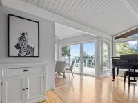 Bright 2bd suite with ocean views! Perfect getaway for family or friends! Hotels in Mill Bay