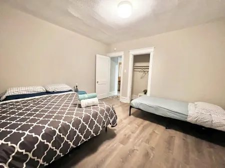 Unwind at Ventnor Beach: Spacious Summer Retreat with Private Parking, Sleeps 9!