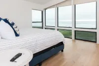 Ocean Oasis - Oceanfront Escape + Hot tub! โรงแรมใน
