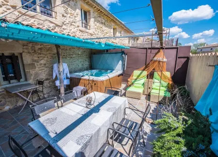 Gîte Standing Avec Jacuzzi Privatif Отели в г. Алегр-Ле-Фюмад