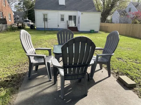 Cozy 4 bed 2 bath house located less than 4 minutes from the Richmond Airport.