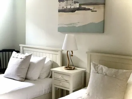 Sea Views, Sauna, Jacuzzi Bath, Decking, BBQ, Summer House, Perfect!