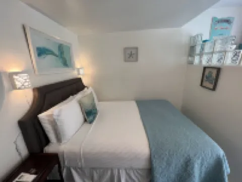 Grace Bay Getaway: Beachwalk Compact Studio with Shared Pool and Free Parking