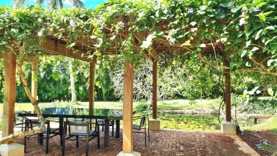 Walk to the beach from Tropical luxury Villa. Hotels in 