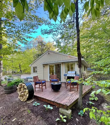 New! Quaint, Pet-Friendly Cottage in Northern Door Hotels in Liberty Grove