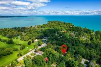 Innisfil Retreat: Hot Tub, Sauna, Pool Table Hotels in Cookstown