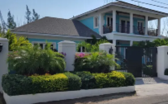 Pineapple Villa Spacious 5-bedroom villa in beautiful Nassau with Pool,AC, WiFi,
