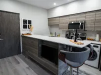Lake Okanagan Beach Condo w/ Private Buoy, AC, Heated Outdoor Pool, Patio, Sups โรงแรมในเวอร์นอน