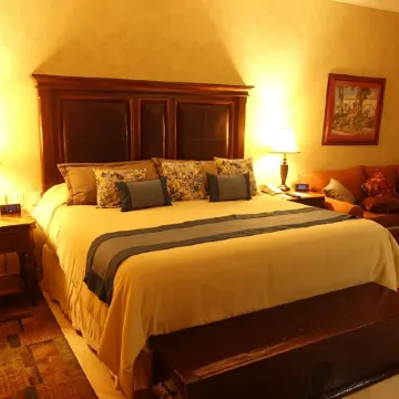 UNBELIEVABLE VIEWS-EXTRA LARGE BALCONY FOUR LOUNGE CHAIRS 3 KING BEDS