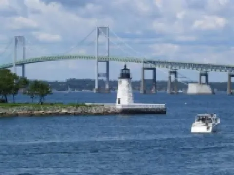 Newport, Pet Friendly 1 Bedroom Cottage. Walk to Water. Book Early & Save