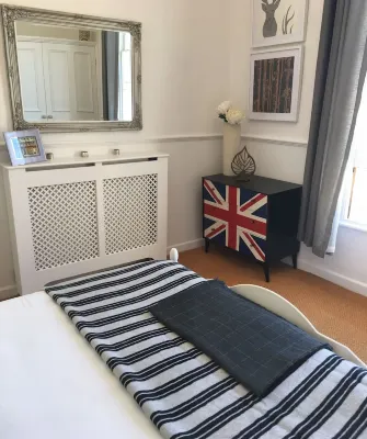 The Queens Apt stylish + Free Parking. Hop Skip & Jump to Restaurants