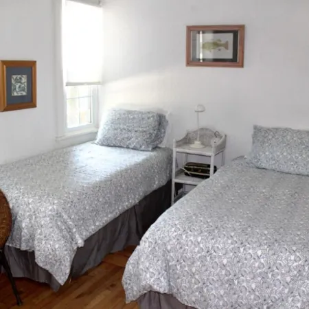 2 blocks to the beach and pet friendly.. Memories are Made Here