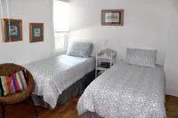 2 blocks to the beach and pet friendly.. Memories are Made Here