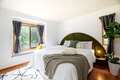 Luxury Treehouse Retreat | Dash Point State Park at doorstep Safeway附近的飯店