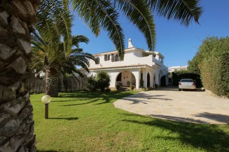 Villa Mary in Pula: exclusive location with private access to the beach