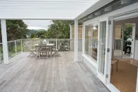 Bay View Beach House - gorgeous seaside cottage with panoramic views over Raglan