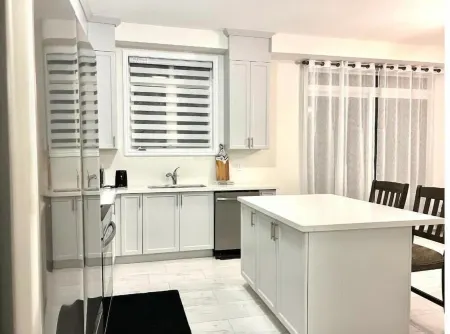 5 Beds Luxury Retreat at Wasaga Beach