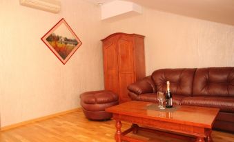 Chetyire Koronyi Hotel