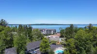Traverse Bay Inn - parking