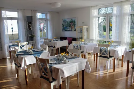 Hotel am Elisabethufer Отели в г. Йевер