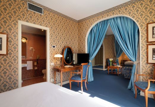 그랜드 호텔 아스토리아 실내 수영장