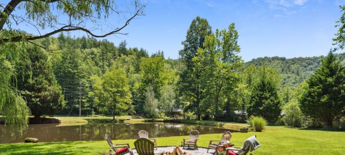 Twin Ponds Retreat-Pond/Hot Tub/Fire Pit/Game Room/Pet Friendly by RedAwning Hotels in Jackson County
