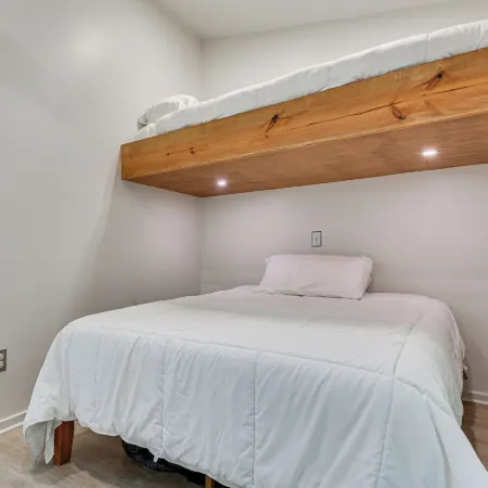 Single-Story Cabin on Hyco Lake Swim and Unwind!