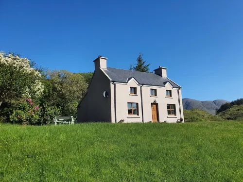 An Cnocan-beautiful cottage with stunning sea and mountain views