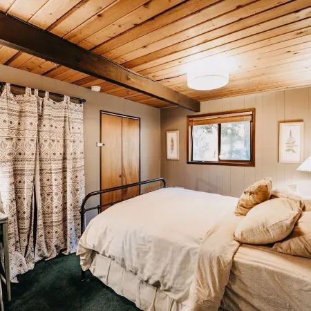 98sl - Hot Tub - BBQ - Pets Ok - Wifi - Sleeps 6 2 Bedroom Home by RedAwning