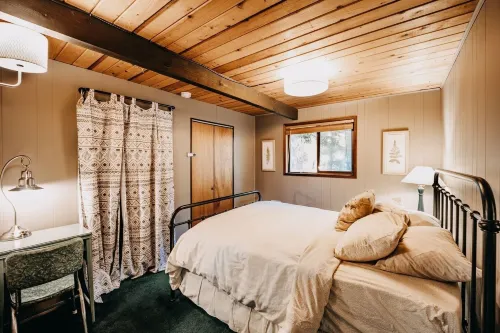 98sl - Hot Tub - BBQ - Pets Ok - Wifi - Sleeps 6 2 Bedroom Home by RedAwning