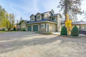 Lakeview Lodge w/ Spacious Yard: Families Welcome