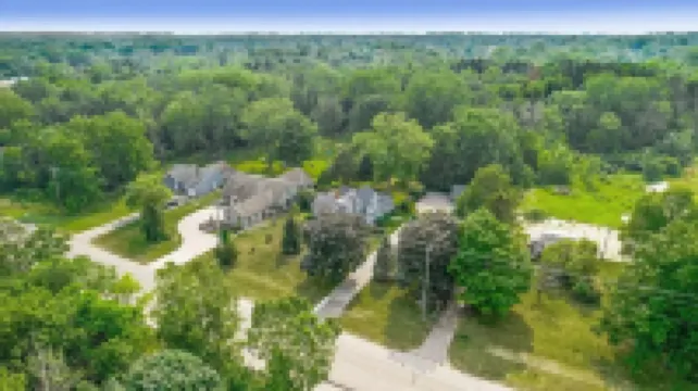 Charming 4-bedroom cottage in South Haven -- 2 miles from beach and downtown.