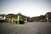 Mid City Inn & Suites Pico Rivera - parking